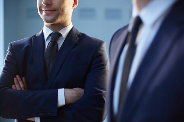close-up-employee-with-crossed-arms-min