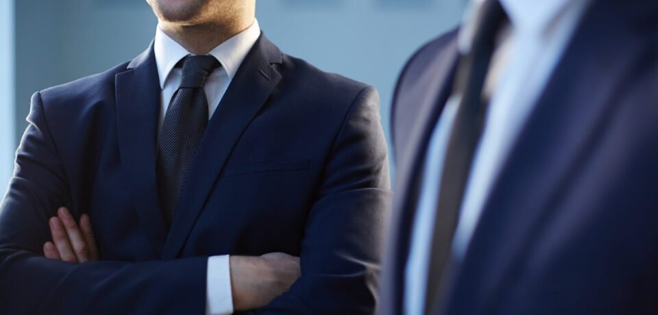 close-up-employee-with-crossed-arms-min