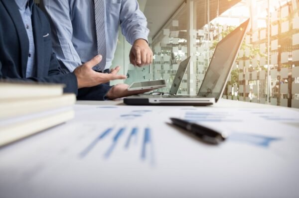 asesor-comercial-analizando-cifras-financieras-que-denotan-el-progreso-en-el-trabajo-de-la-empresa-min asesor-comercial-analizando-cifras-financieras-que-denotan-el-progreso-en-el-trabajo-de-la-empresa-min