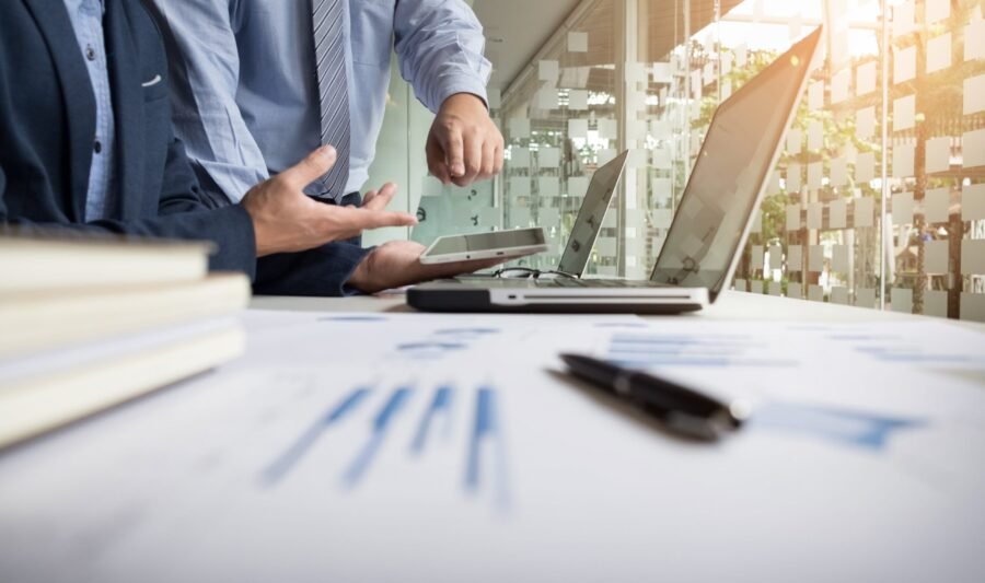 asesor-comercial-analizando-cifras-financieras-que-denotan-el-progreso-en-el-trabajo-de-la-empresa-min asesor-comercial-analizando-cifras-financieras-que-denotan-el-progreso-en-el-trabajo-de-la-empresa-min