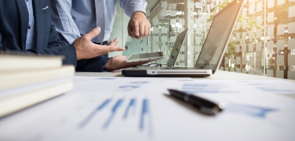 asesor-comercial-analizando-cifras-financieras-que-denotan-el-progreso-en-el-trabajo-de-la-empresa-min asesor-comercial-analizando-cifras-financieras-que-denotan-el-progreso-en-el-trabajo-de-la-empresa-min
